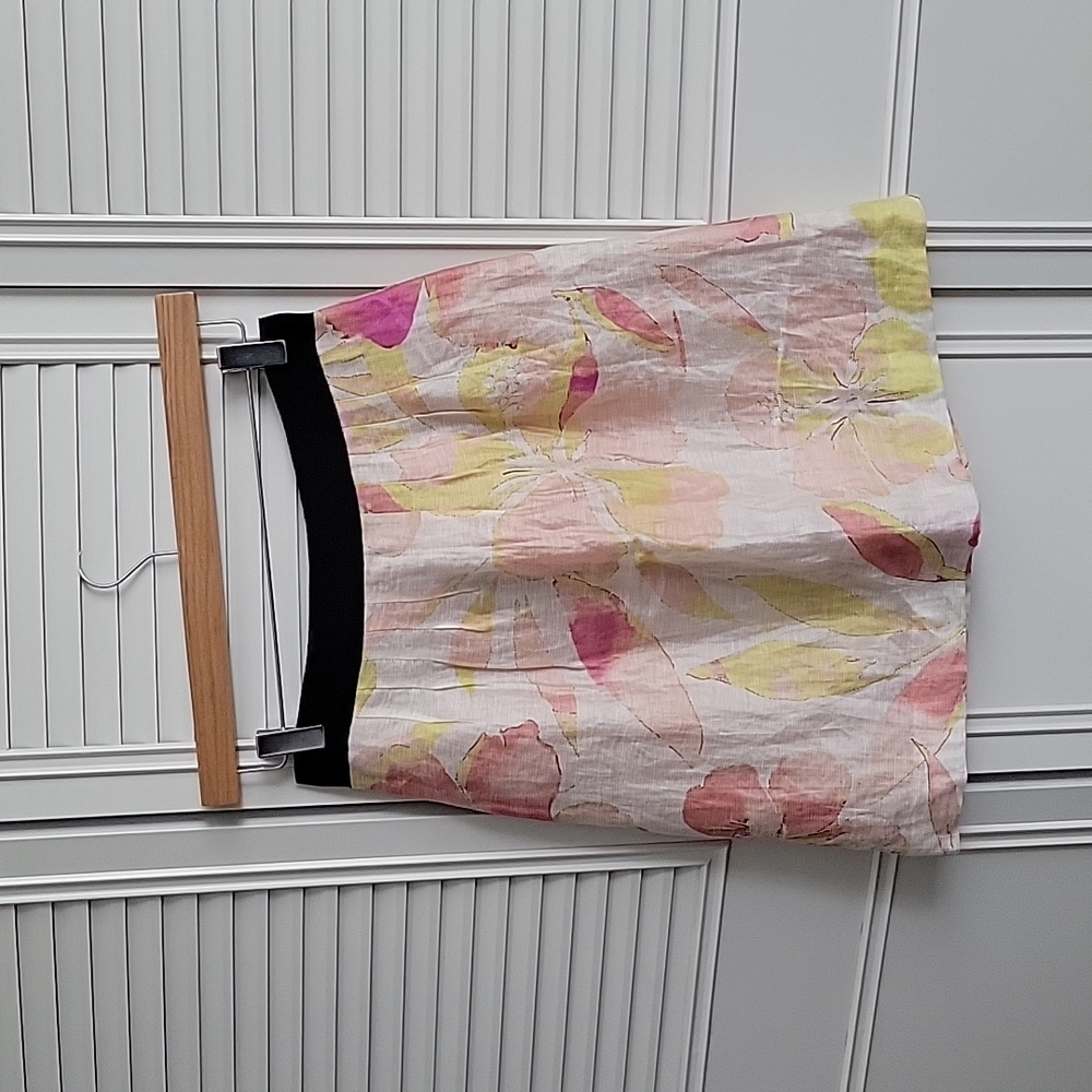 Loft floral pencil skirt with black waist. Size 00P.